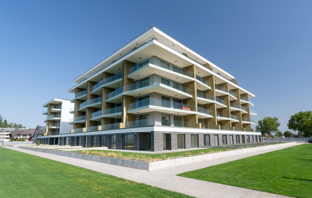 Construction of 83-unit beach apartment building in Balatonlelle